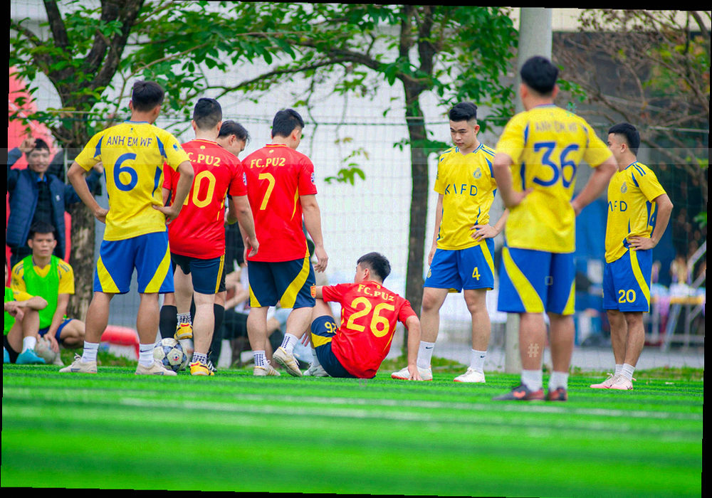 看台座椅排列形成的重复几何纹理，冷调、无明显人物